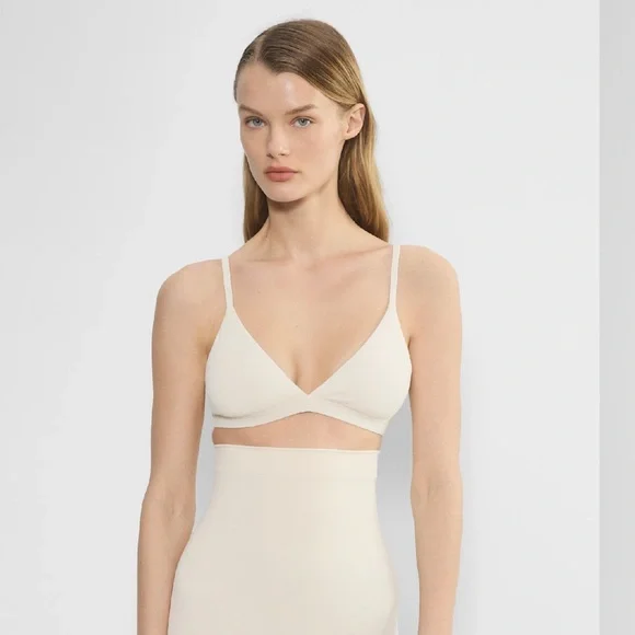 Aritzia
Original Contour Triangle Bralette in matte pearl - Picture 2 of 9